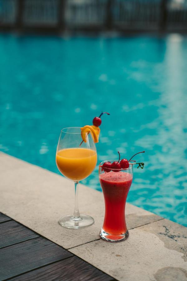 St Giles Gardens Hotel Kuala Lumpur Exterior foto A mango lassi (left) and a strawberry lassi (right)